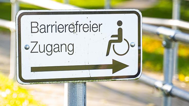Schild mit der Aufschrift "Barrierefreier Zugang".