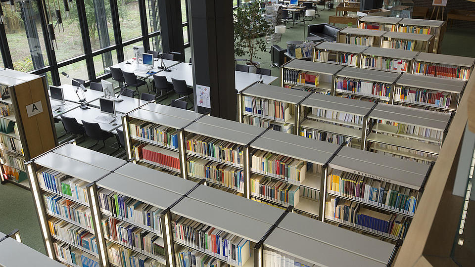 Blick von oben in eine Bibliothek.