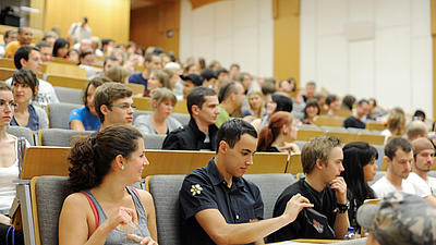 Studierende in einem Hörsaal.