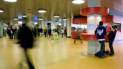 Studierende im Foyer einer Universität.