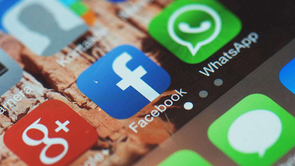 Der Desktop eines Smartphones mit den Apps von Google, Facebook und WhatsApp.