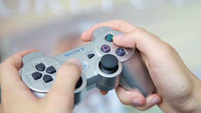 Zwei Hände halten ein Gamepad.