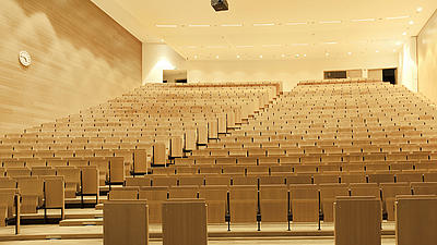 Ein Hörsaal einer Uni.