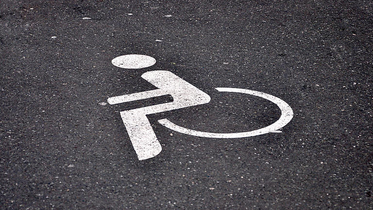 Ein Rollstuhlsymbol auf der Straße.