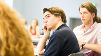 Studierende in einem Seminarraum.