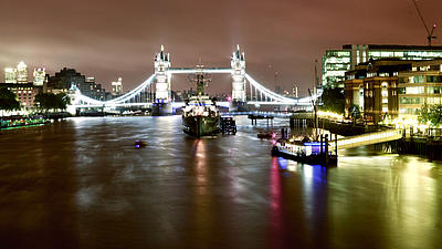 Die Tower Bridge in London bei Nacht.