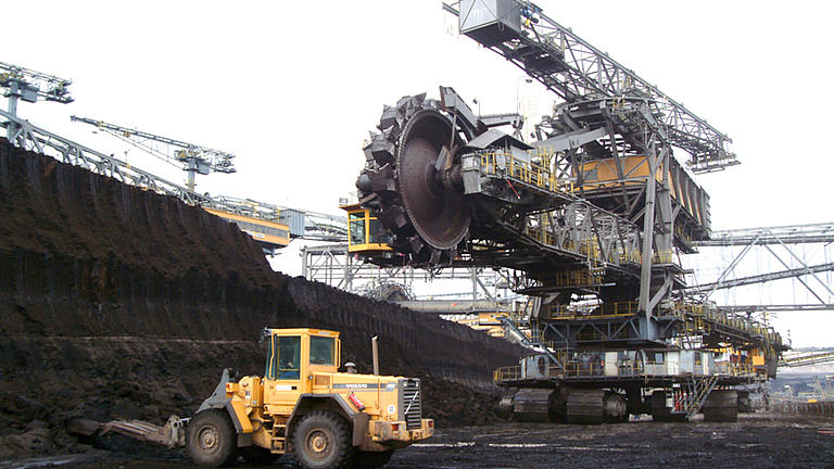 Abgebildet ist eine Großbaustelle im Bergbau. 