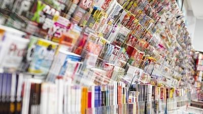 Ein Zeitschriftenregal mit den verschiedensten Magazinen.
