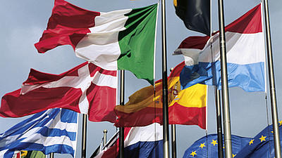 Verschiedene Flaggen von Ländern der Europäischen Union wehen an Fahnenmasten im Wind