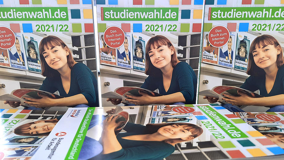Bücher der 51. Ausgabe "Studienwahl" liegen auf einem Tisch (Titelfoto: Swen Reichhold)