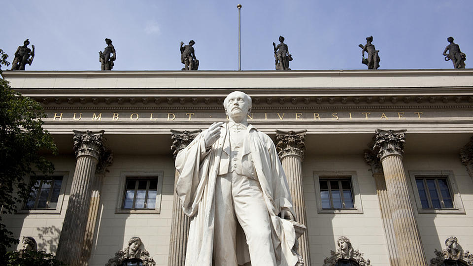 Die Statue von Hermann von Helmholtz vor dem Gebäude der Humboldt Universität in Berlin.