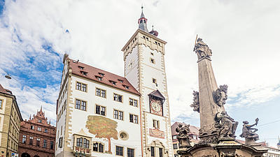 Das alte Rathaus von Würzburg mit blauen Himmel und weißen Wolken
