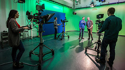 In einem Fernsehstudio wird ein Interview gefilmt.
