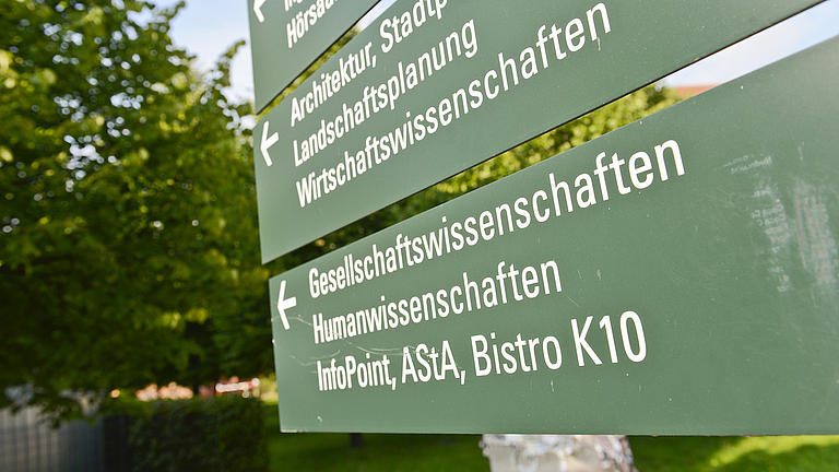 Blick auf Orientierungsschilder auf dem Campus der Universität Kassel.
