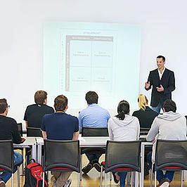 Studierende in einem Vorlesungssaal.
