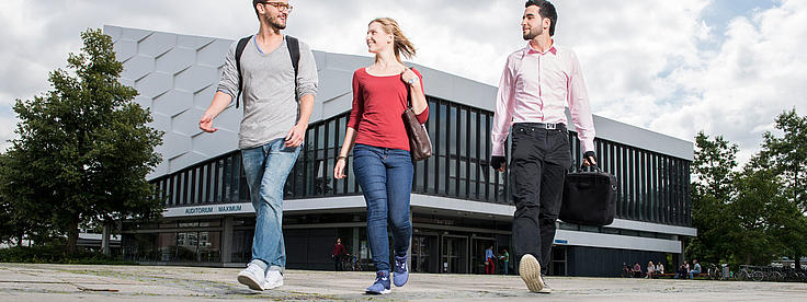 Studierende vor dem Unigebäude