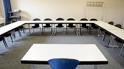 Aufnahme eines leeren Seminarraumes aufgenommen vom Tisch des Dozenten