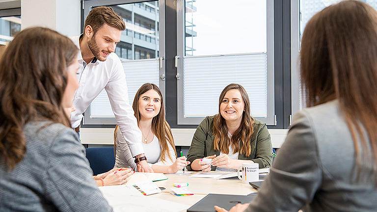 Studierende sitzend am Tisch