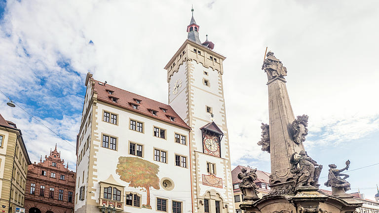 Das alte Rathaus von Würzburg mit blauen Himmel und weißen Wolken