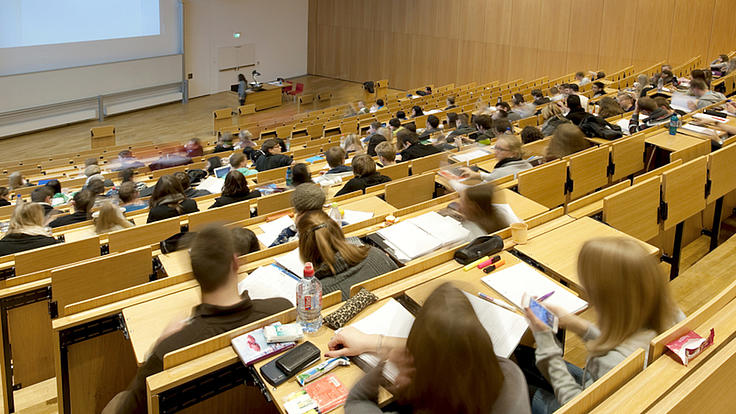Blick in einen großen Hörsaal mit Studierenden.
