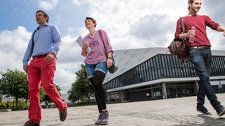 Studierende vor dem Unigebäude