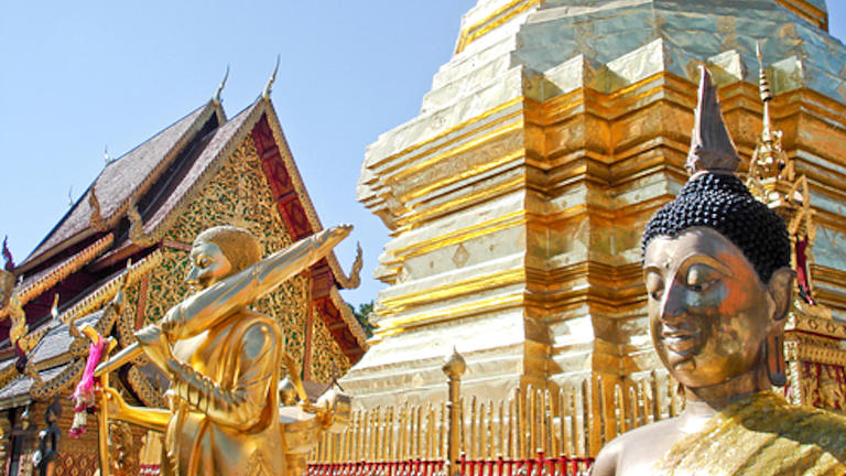 Nahaufnahme eines Tempeldachs mit zwei Tempelfiguren in Thailand