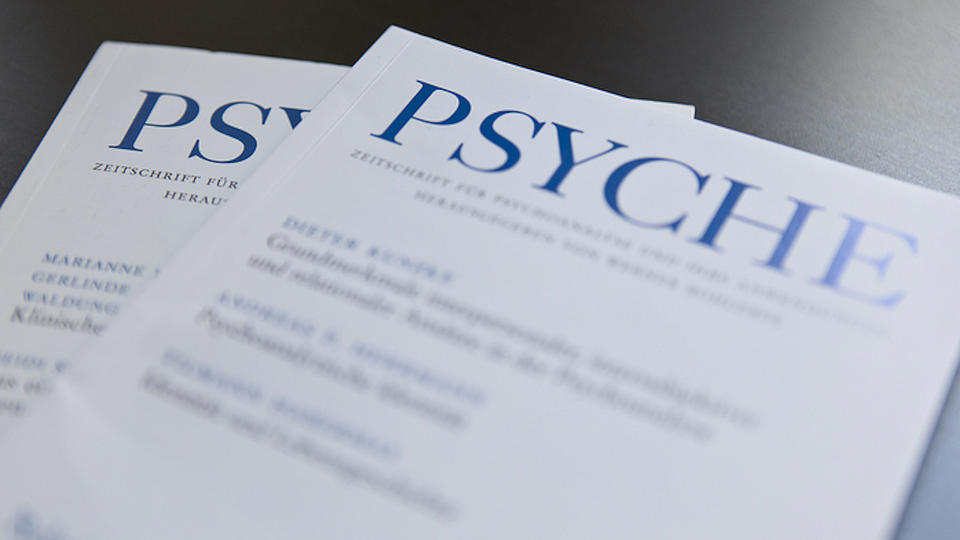 Zwei Fachzeitschriften mit dem Namen "Psyche" liegen auf einem Tisch 