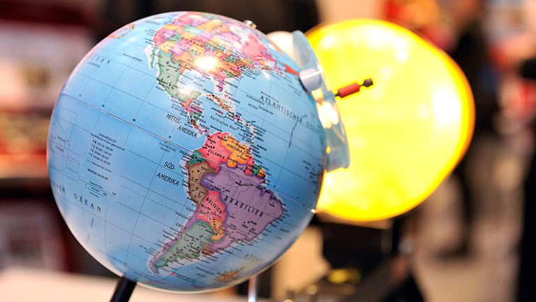 Auf einem Globus sind die Bereiche Nord- und Süd-Amerikas zu sehen.