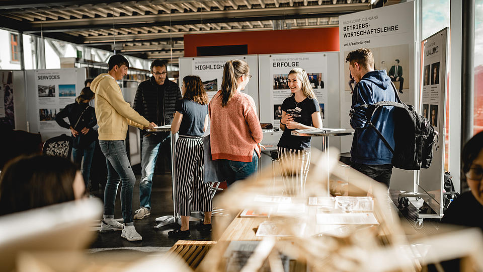 angehende Studenten informieren sich am Infostand über Studienangebote