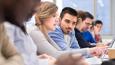 Studenten am Tisch sitzend in der Vorlesung