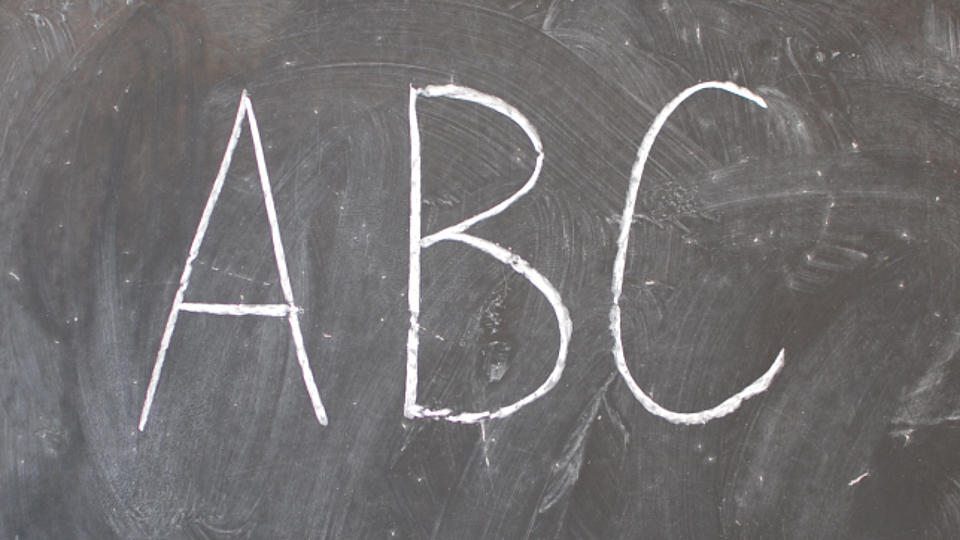 Zu sehen ist eine Schiefertafel, auf der "ABC" steht.