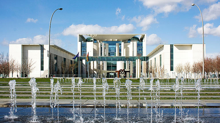 Fontalblick auf das Bundeskanzleramt in Berlin mit Wasserspielen davor