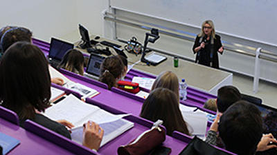 Studierende in einer Vorlesung.
