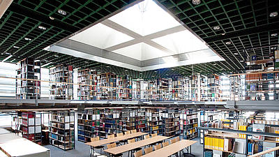 Die Bibliothek einer Uni.