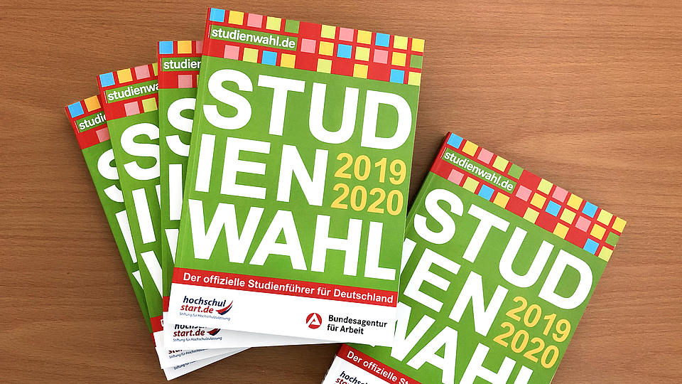 Mehrere Studienwahl-Bücher liegen auf einem Tisch.