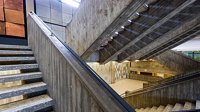 Blick von einer Treppe auf andere Treppen in einem Treppenhaus.