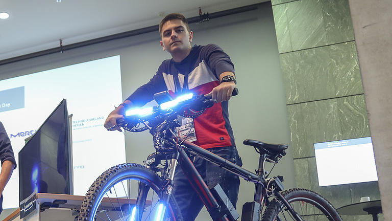 Tsoni Vitkov mit seinem Smart-Rad beim Innovations Day der TU Darmstadt