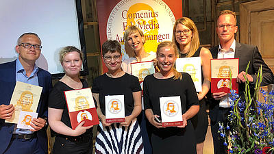 Vertreter von Meramo, der Bundesagentur für Arbeit sowie der Stiftung für Hochschulzulassung nehmen den Comenius-EduMedia Award 2019 für das Portal studienwahl.de entgegen.