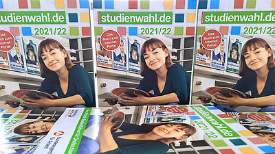 Bücher der 51. Ausgabe "Studienwahl" liegen auf einem Tisch (Titelfoto: Swen Reichhold)