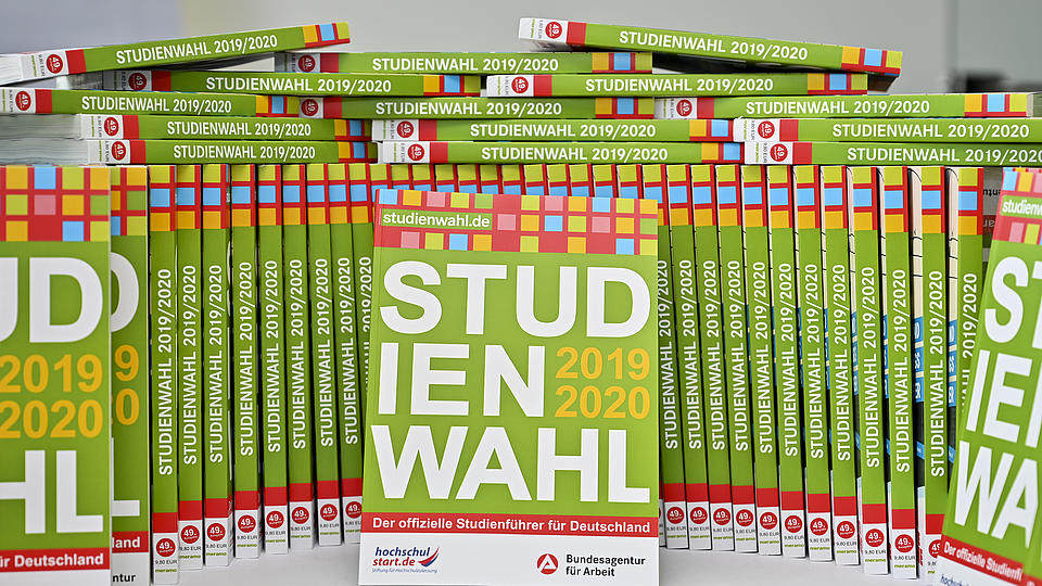 Studienwahl-Bücher stehen auf einem Tisch