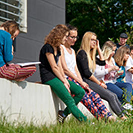Studierende auf dem Campus der Hochschule Coburg.
