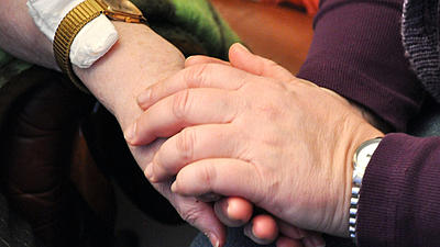 Eine männliche Hand umschließt eine weibliche Hand