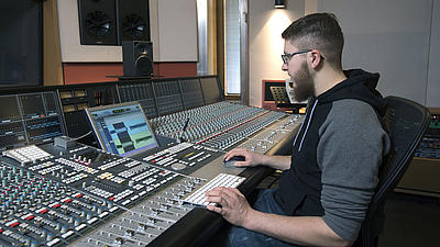 Junger Mann im Tonstudio