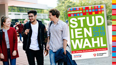 Drei Studierende laufen gemeinsam über den Campus. Das Studienwahl-Cover wurde ins Bild eingefügt.
