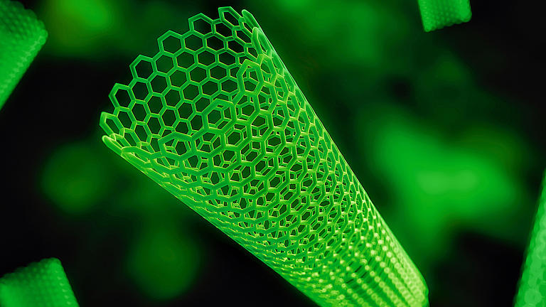 Nahaufnahme eine Nanoröhre (englisch Nanotube), eines länglichen mikroskopisch kleinen Hohlkörpers, der gitternetzartig in grüner Farbe dargestellt ist.