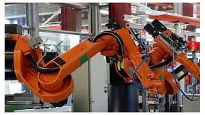 Ein Produktionsroboter in einer Produktionshalle