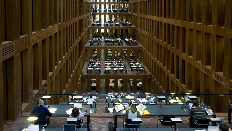 Blick über die fünf Etagen des Lesesaals der Grimmbibliothek der Humboldt Universität Berlin.