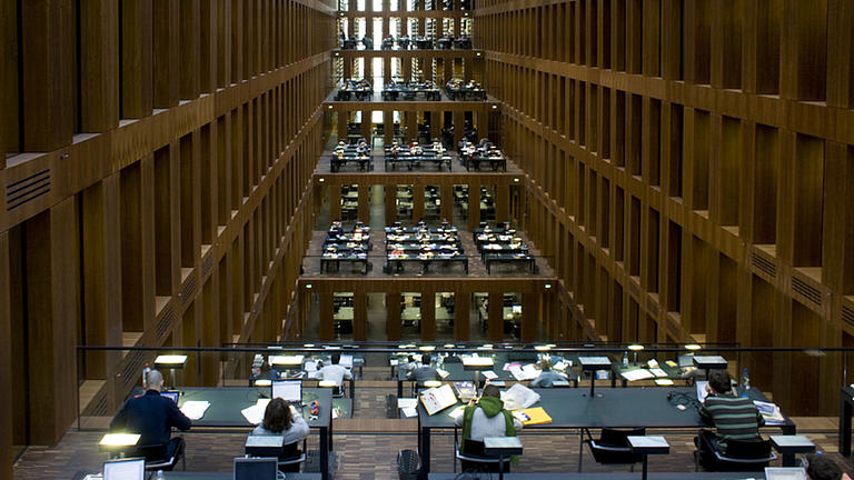 Blick über die fünf Etagen des Lesesaals der Grimmbibliothek der Humboldt Universität Berlin.