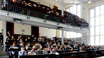 Studierende in einem Vorlesungssaal der HU Berlin.