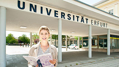 Studentin vor dem Eingang der Universität Erfurt